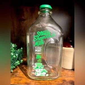 Stew Leonard's Shamrock Milk: Minty delight in 64oz. Excellent condition.